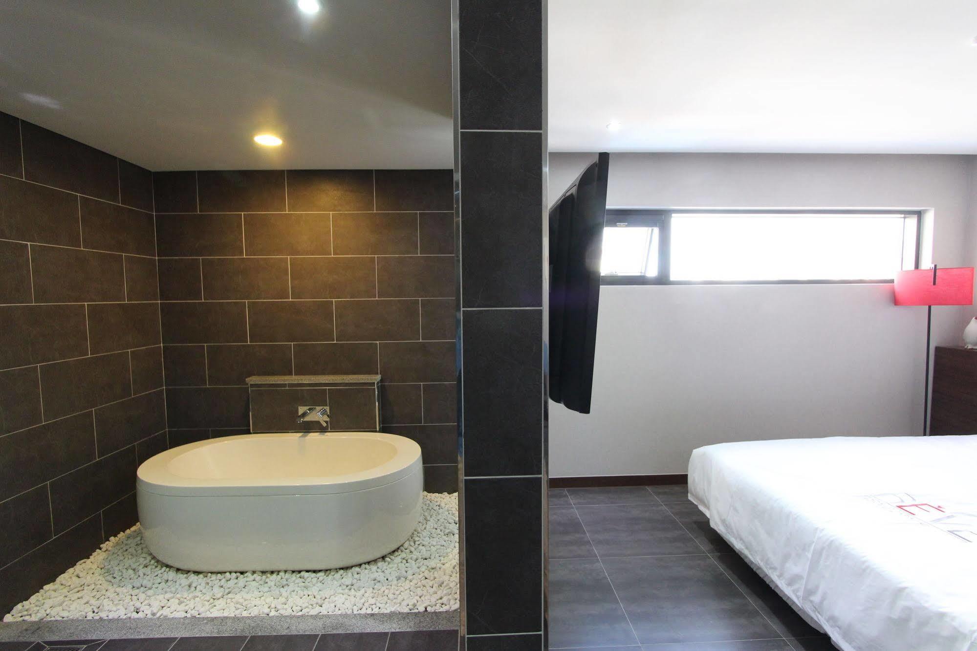 Reve Business Hotel Csedzsu Kültér fotó